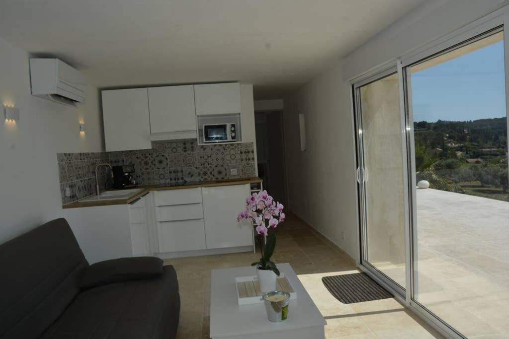 La Venturonne Appartement Neuf Rez De Jardin 45 M2 Vue Mer Et Vignes 10 Mn Des Plages Le Beausset Esterno foto